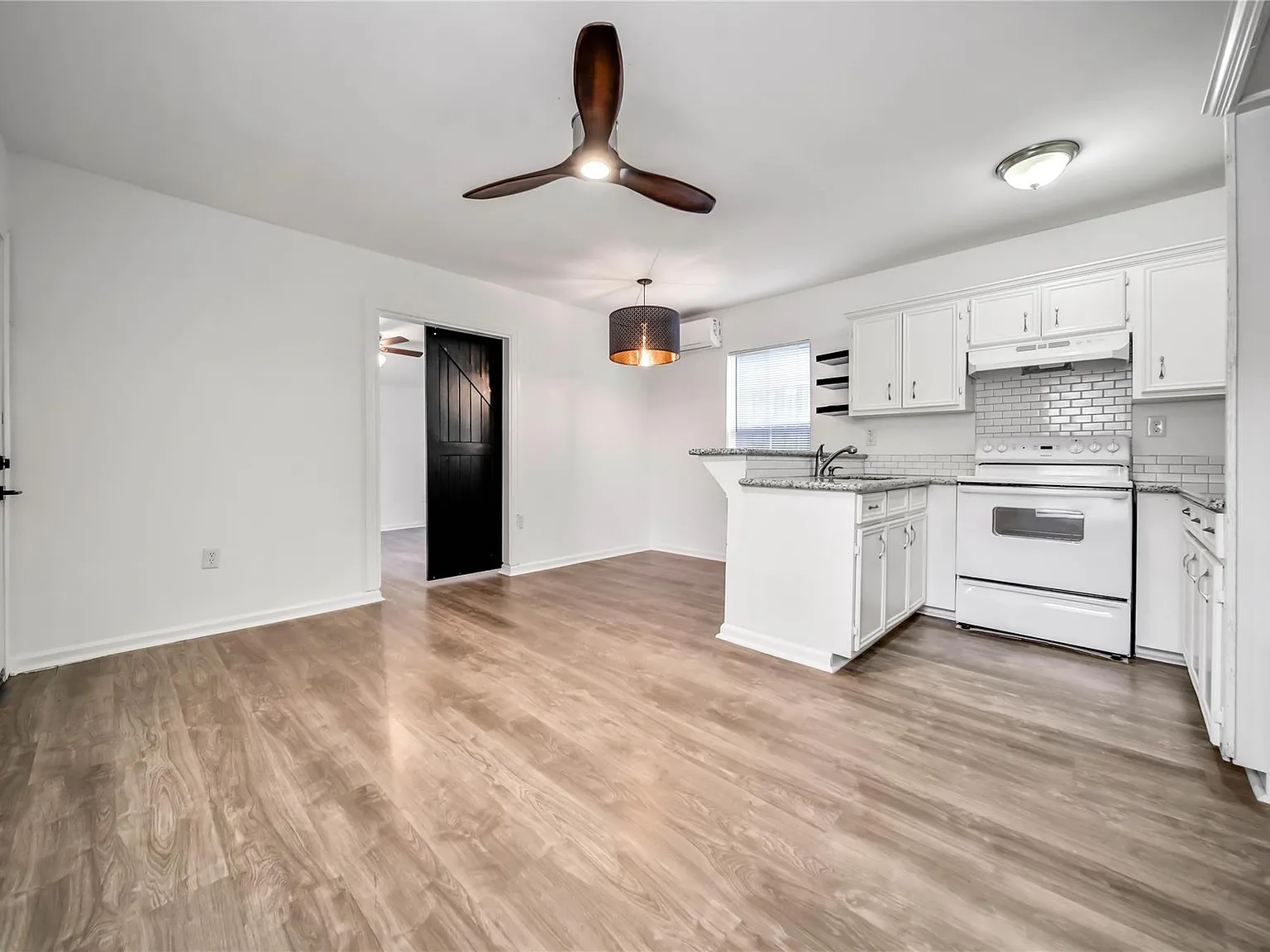 2 bed, 1.0 bath, 688 sqft, $1,000 — Photo 2