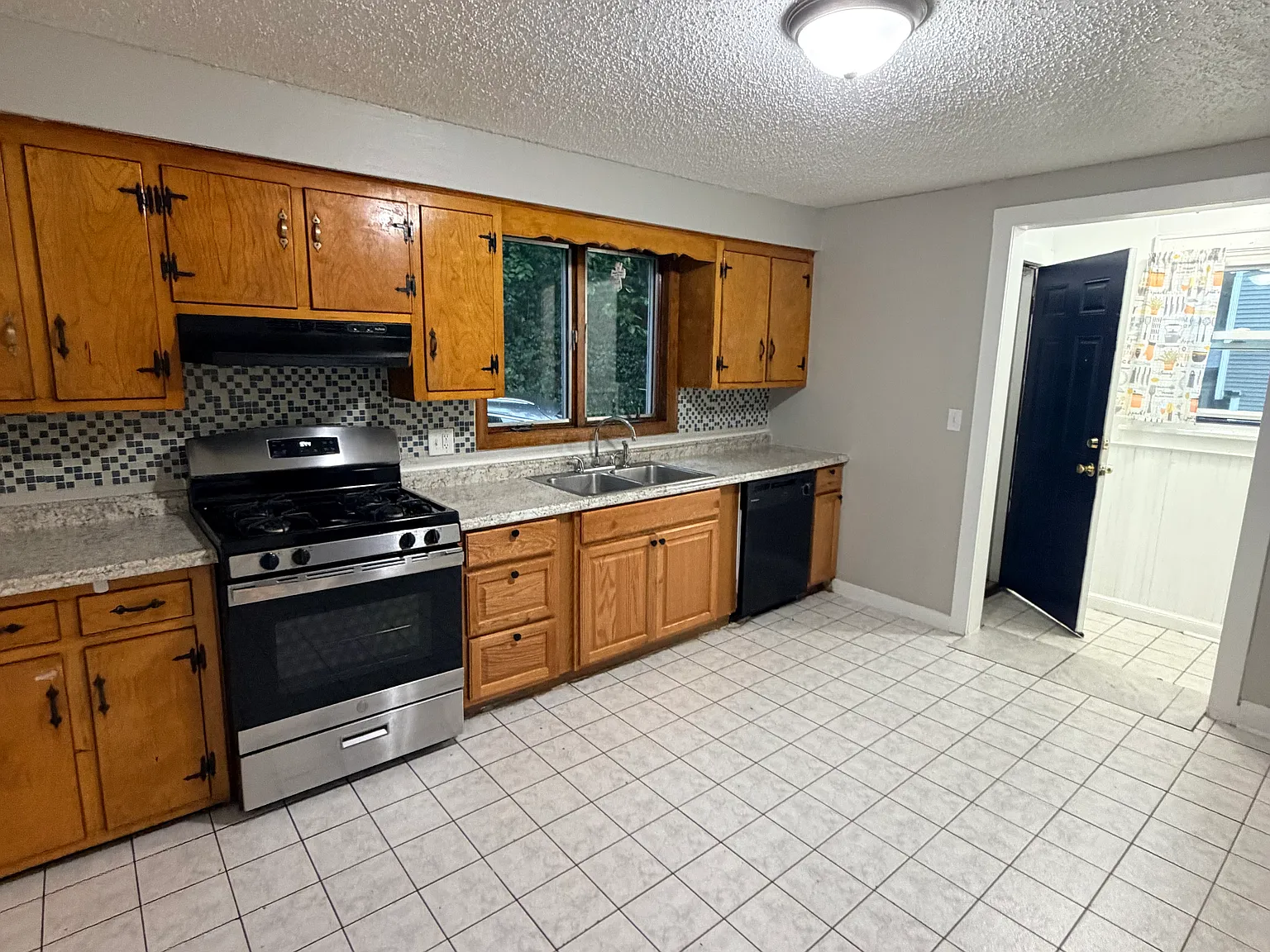 3 bed, 911 sqft, $2,650 — Photo 3