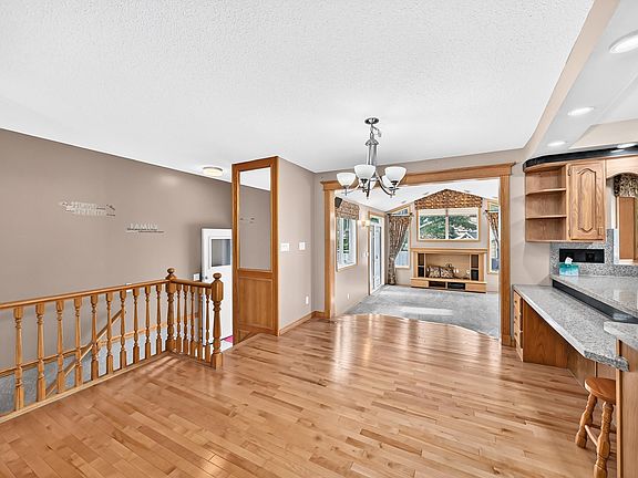 5th image of 4129 43b Ave