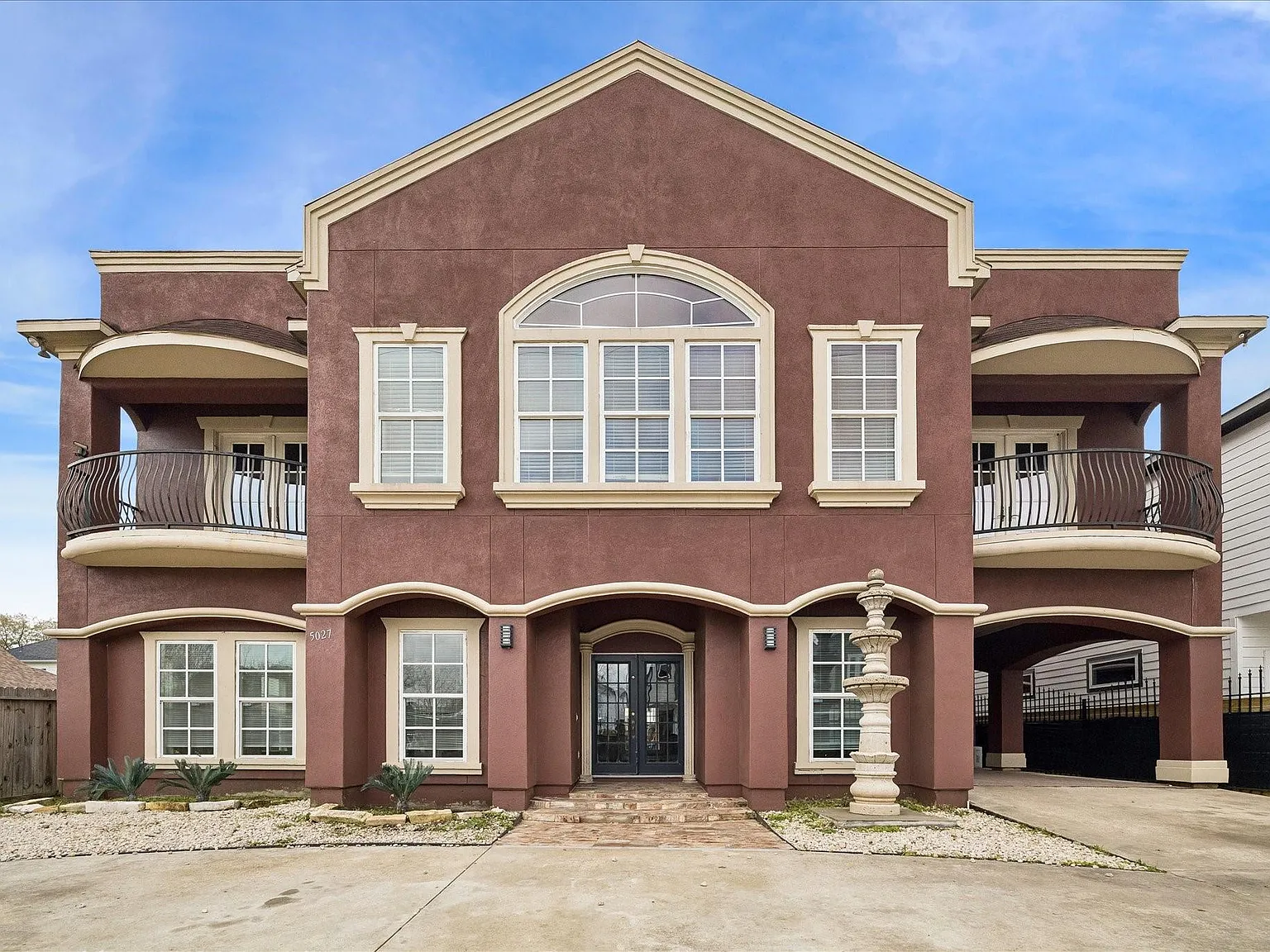 7 bed, 5.5 bath, 4704 sqft, $3,550 — Photo 2