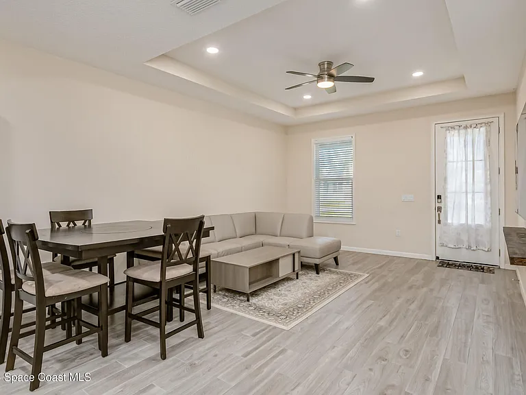 209 E Avenue B — Photo 11