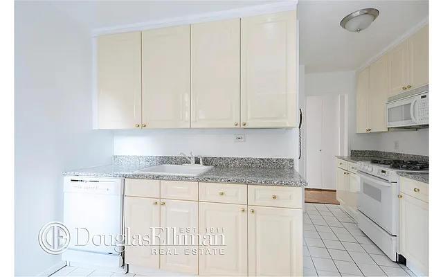 Rented by Douglas Elliman | media 16