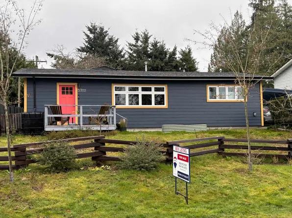 5702 Medusa St, Sechelt, BC V7Z 0P6