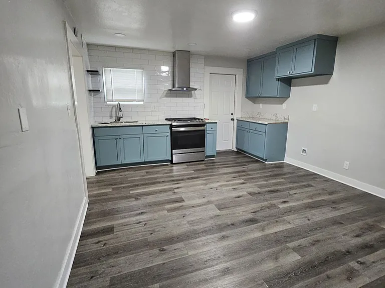 301 E Myrtle St — Photo 1