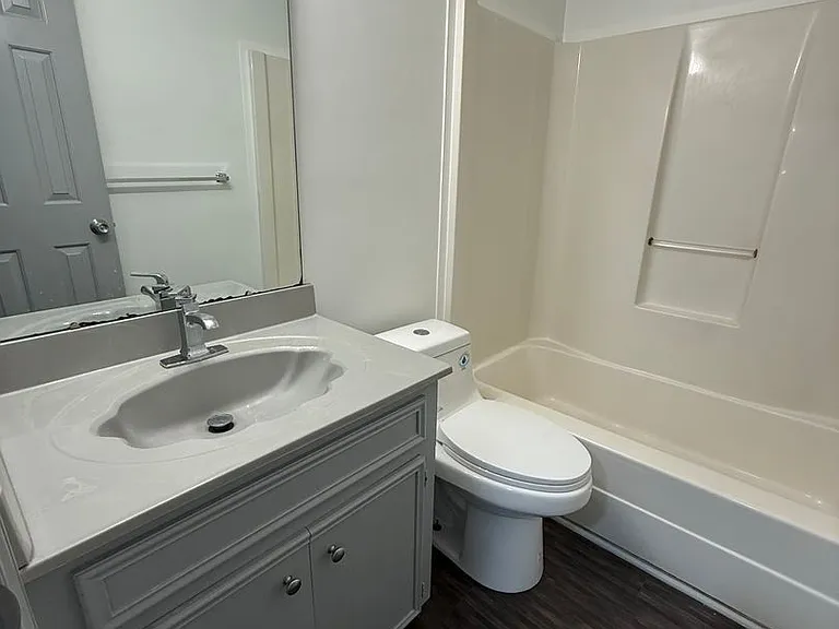Stonehenge Apartments — Photo 6