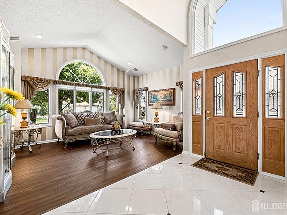 3rd image of 8 Sherwood Dr