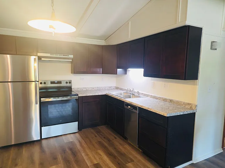 605 E Pearl St — Photo 1