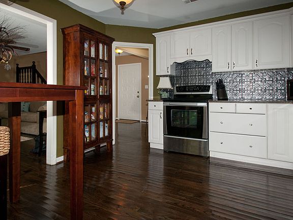 Updated kitchen w/ granite