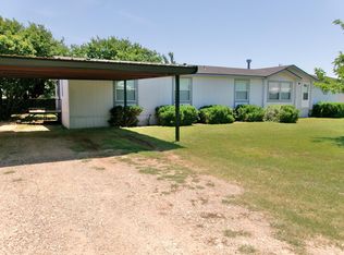 3003 Cottonwood Ln, Plainview, TX 79072