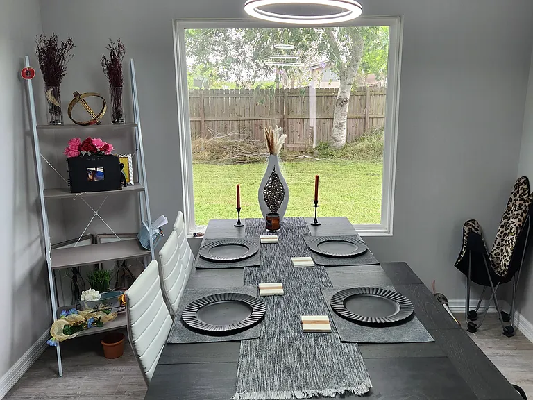 542 Valencia Ln — Photo 2