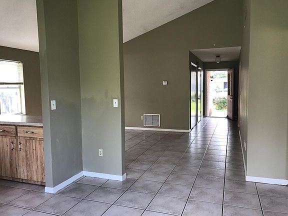 4th image of 2207 Drake Dr