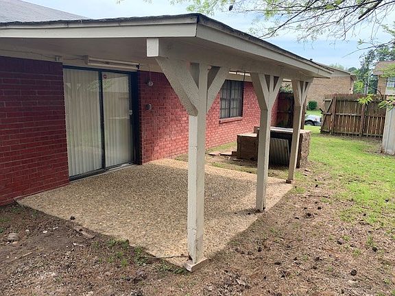 4th image of 805 Bluebird Ln