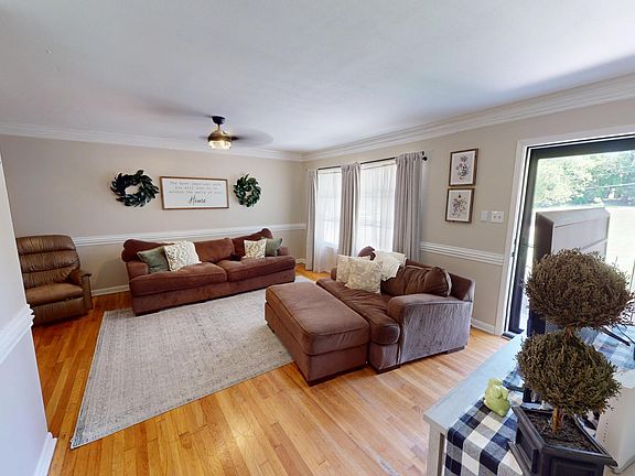 5th image of 1903 Glen Oaks Ln