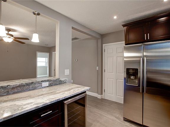 4th image of 947 Grovewood Dr