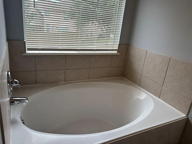 13642 Rural Oak St — Photo 35