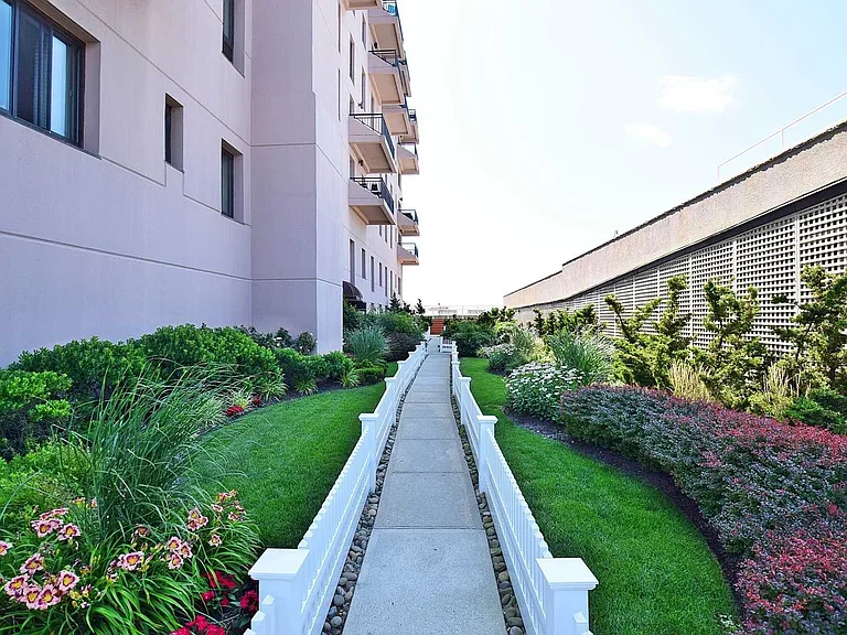 100 W Broadway #1H — Photo 22