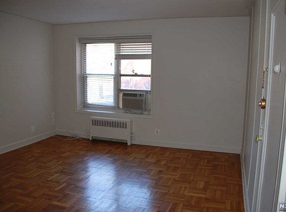 3rd image of 2320 Linwood Ave #2E-202E