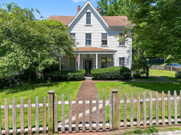 4 Parkview Ter, Huntington, NY