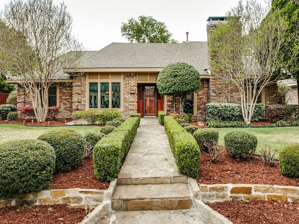 Hard to find single story home, with today's popular lifestyle open floor plan including soaring ceilings. Property is located within one of Planos most unique parks with walking and bike trails, playgrounds, and a beautiful lake and creek.