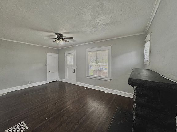 3rd image of 2906 E 40th St
