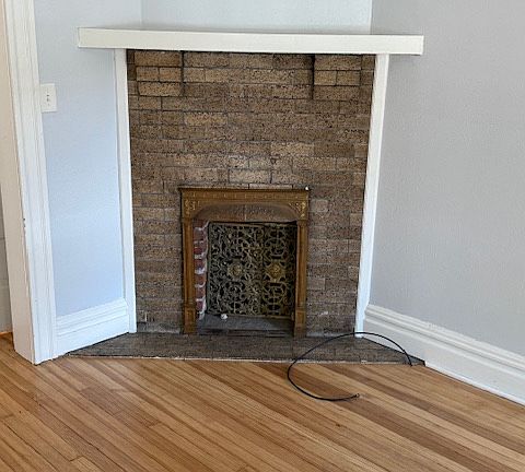 Living room, non-functional fireplace