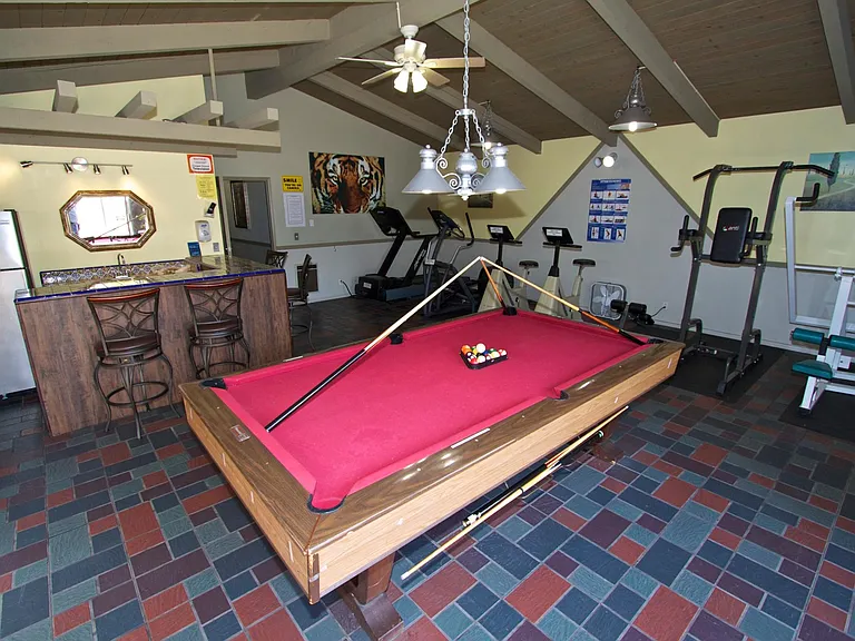 Chateau Garnet Apts. — Photo 2