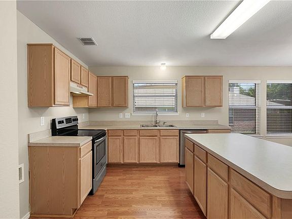 4th image of 1081 Cove Hollow Dr
