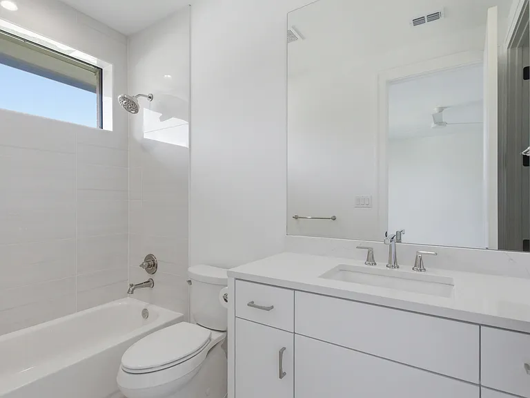 9855 Kingsway Ave — Photo 34