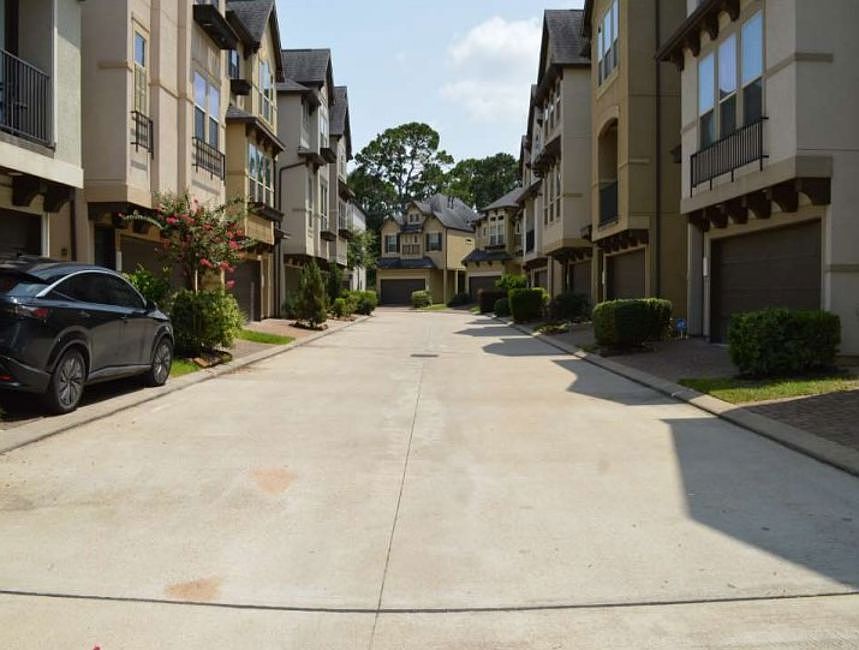 Exterior Neighborhood (street photo)