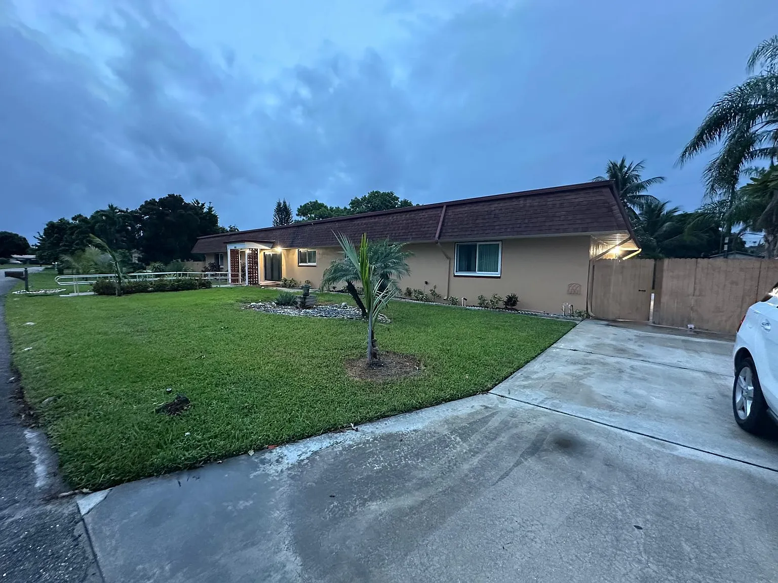 3 bed, 2.0 bath, 2400 sqft, $3,000 — Photo 1