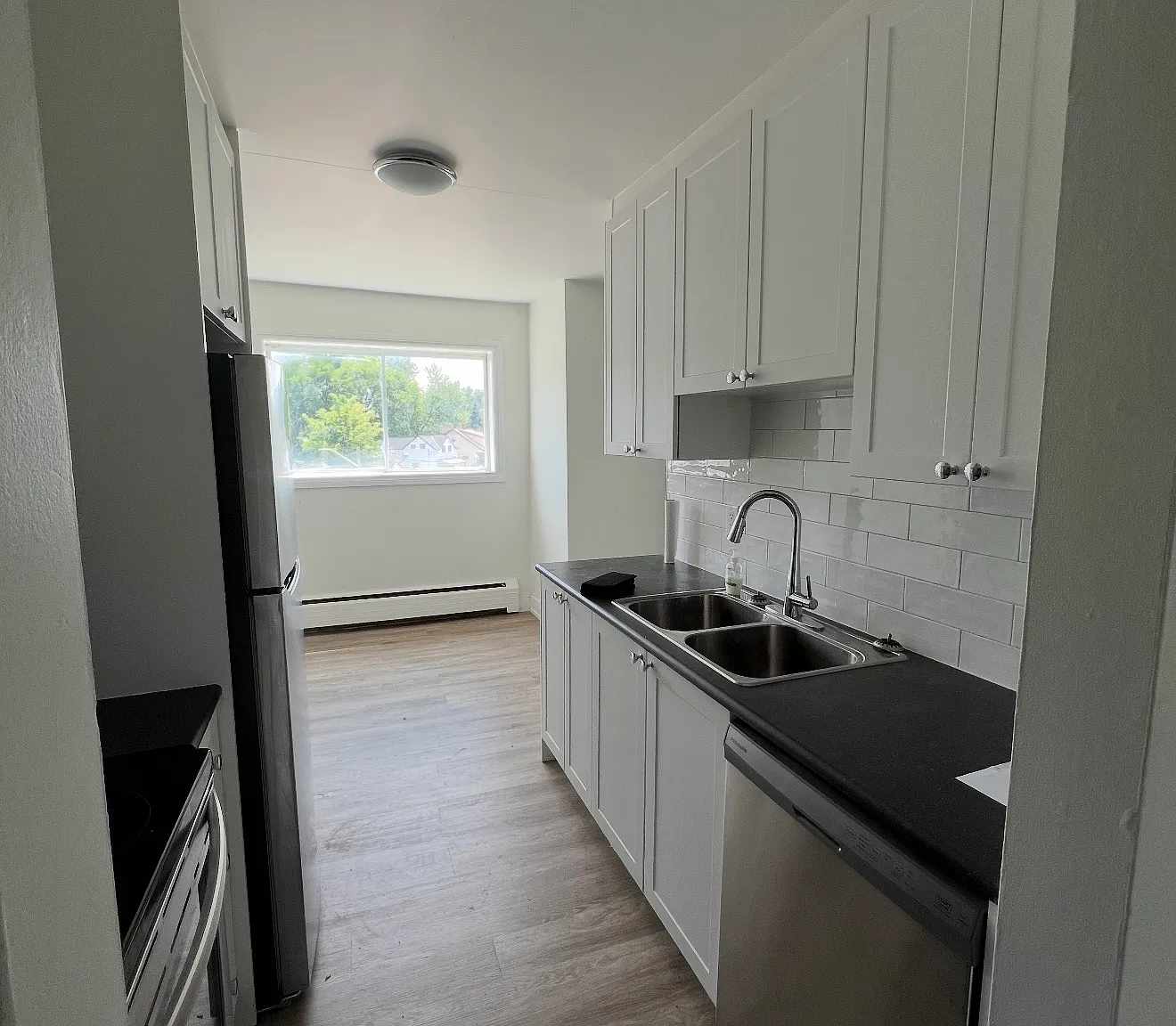 784 Hughson Street Woodstock — Photo 1