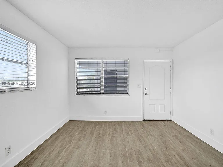 114 SE 8th St #105 — Photo 7