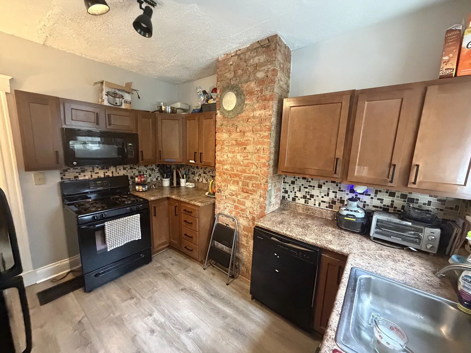 6 bed, 1905 sqft, $4,345 — Photo 2