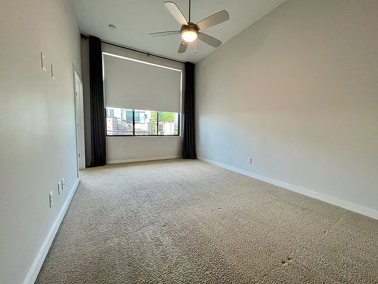 1035 Chester Ave #2 — Photo 20