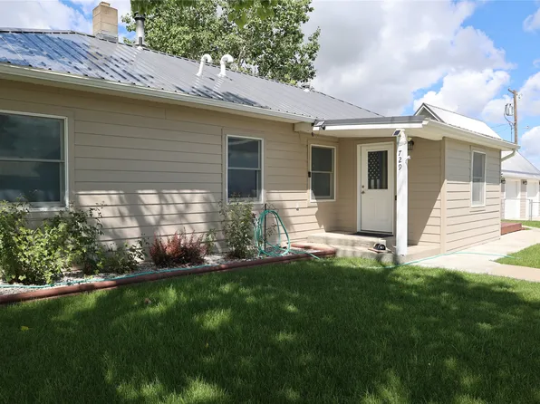 729 Choteau Ave, Valier, MT 59486