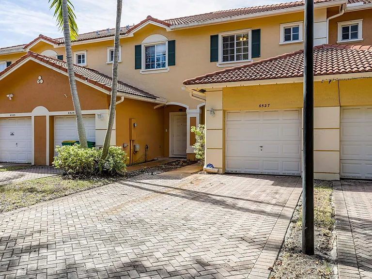 6527 Catalina Ln — Photo 2