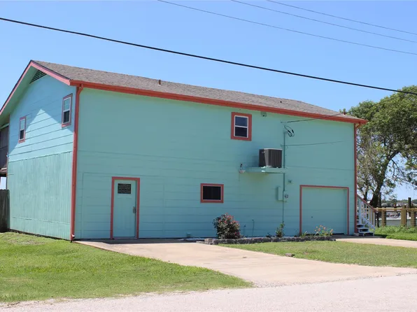 323 E Bayshore Dr, Palacios, TX 77465