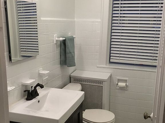 3rd image of 2218 W Arthur Ave #1