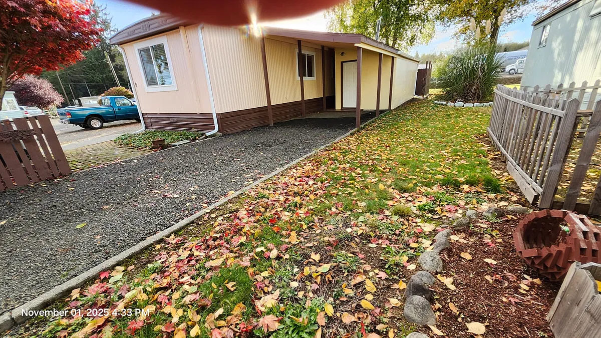 Front right side - 5609 Olympic Hwy #6
