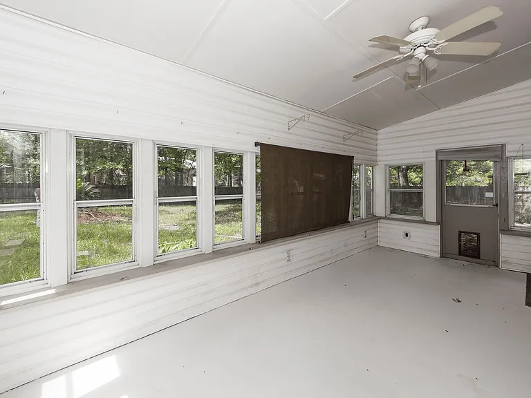 305 Chessington Cir — Photo 31