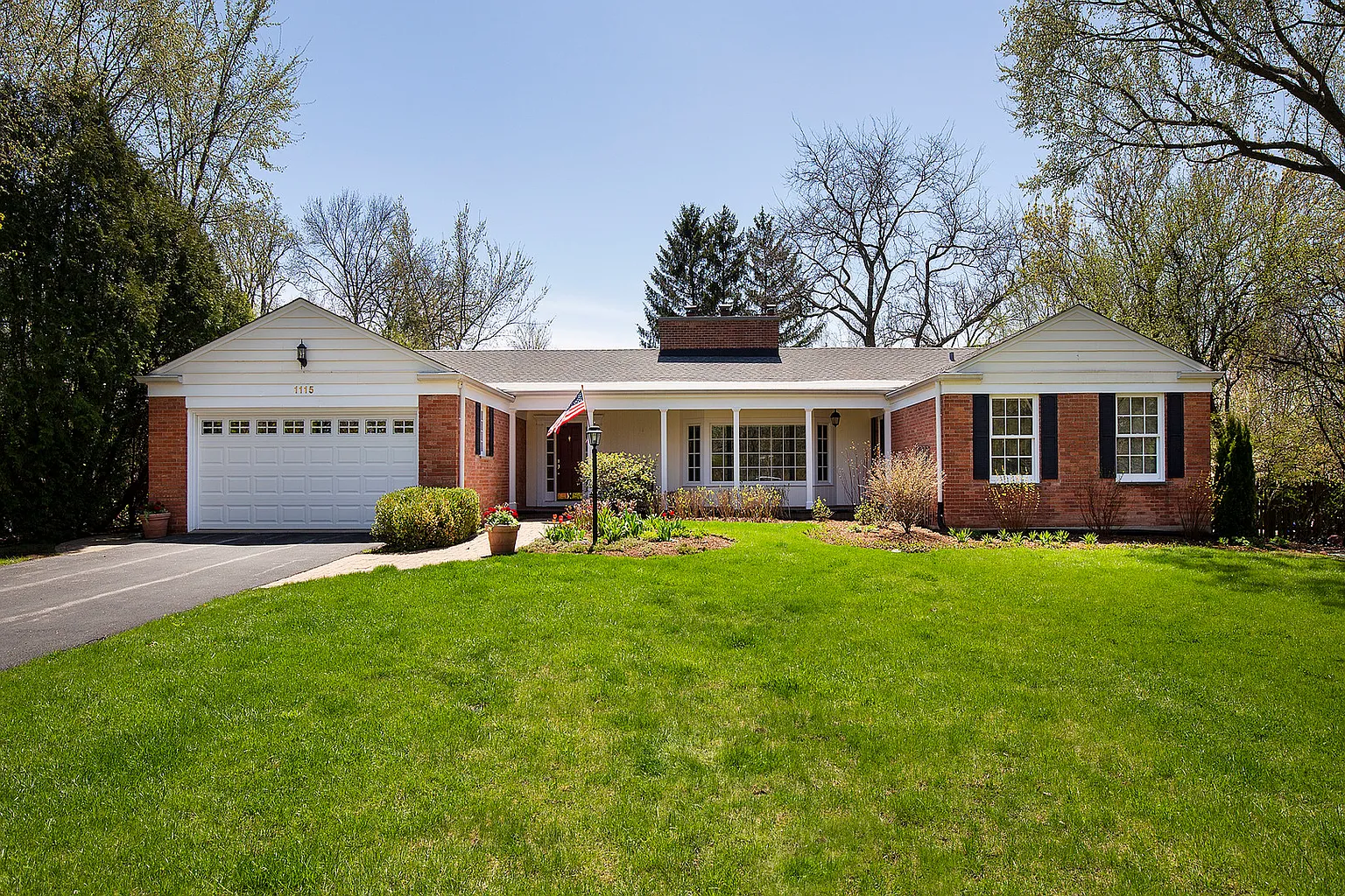 1115 W Deerpath photo 1