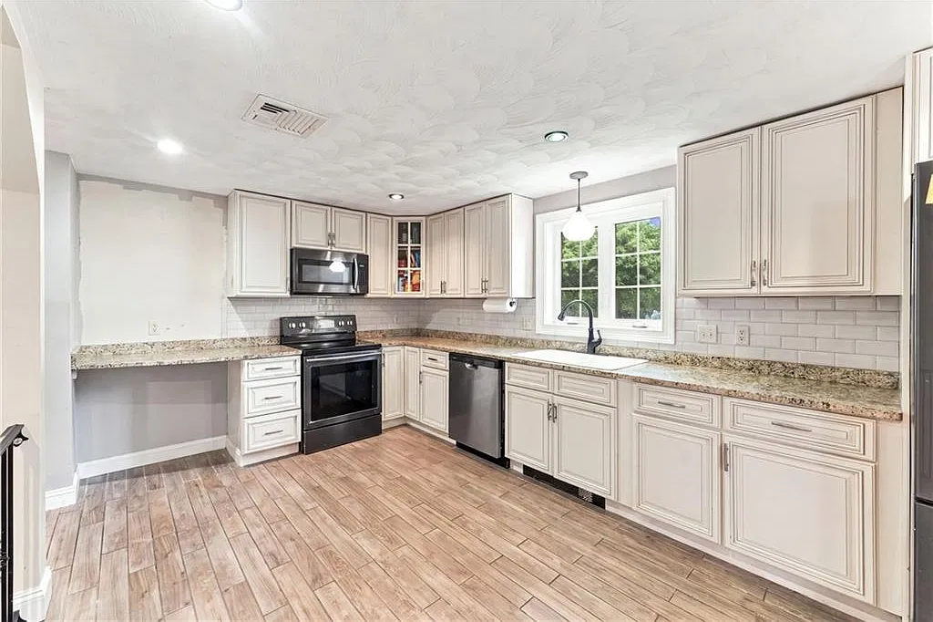 2 bed, 1.0 bath, 1172 sqft, $2,600 — Photo 4