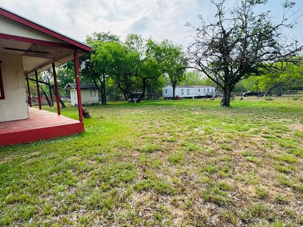 218 S 4th Ave, Elmendorf, TX 78112