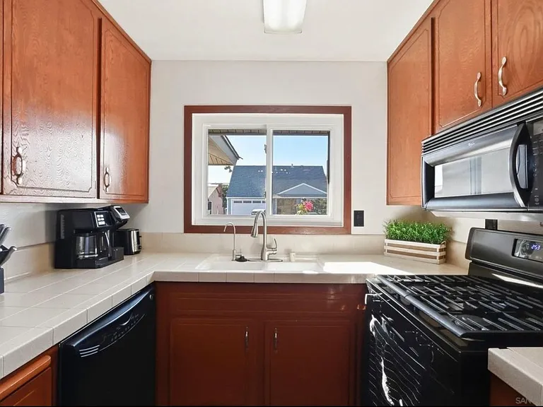 1830 Thelborn Way — Photo 9