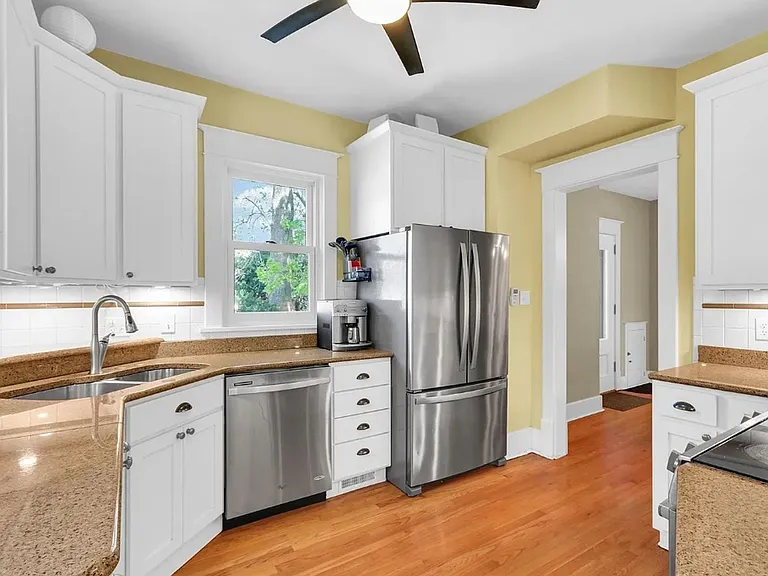 702 W Indiana Ave — Photo 4
