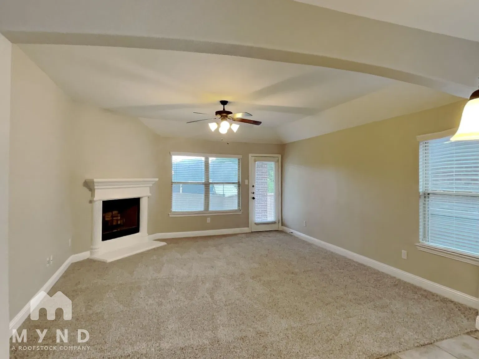3 bed, 2.0 bath, 2202 sqft, $2,620 — Photo 4