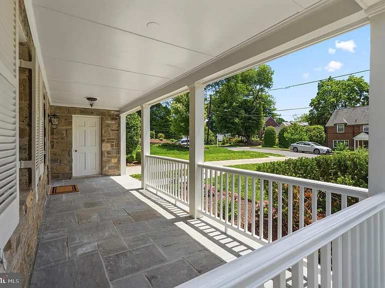 5605 Wood Way — Photo 2