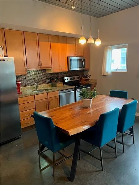2 bed, 1.5 bath, 1003 sqft, $2,450 — Photo 2