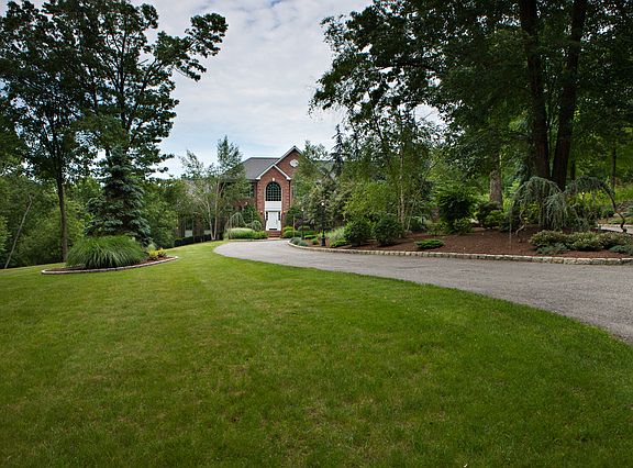 2nd image of 23 Pinckney Farms Ln