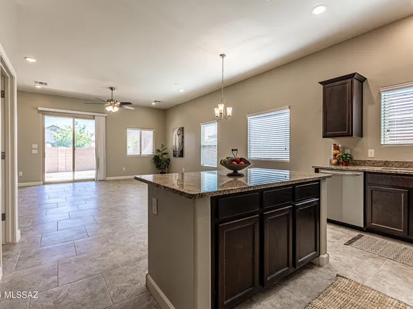 311 W Vista Monte Dr, Corona De Tucson, AZ 85641